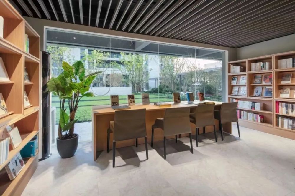 嘉兴未来城市在架空层内与嘉兴图书馆合作共建了智慧书房,业主不用