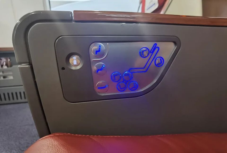 商务座和特等座座位较少,相对宽敞,座椅靠背松软舒适.