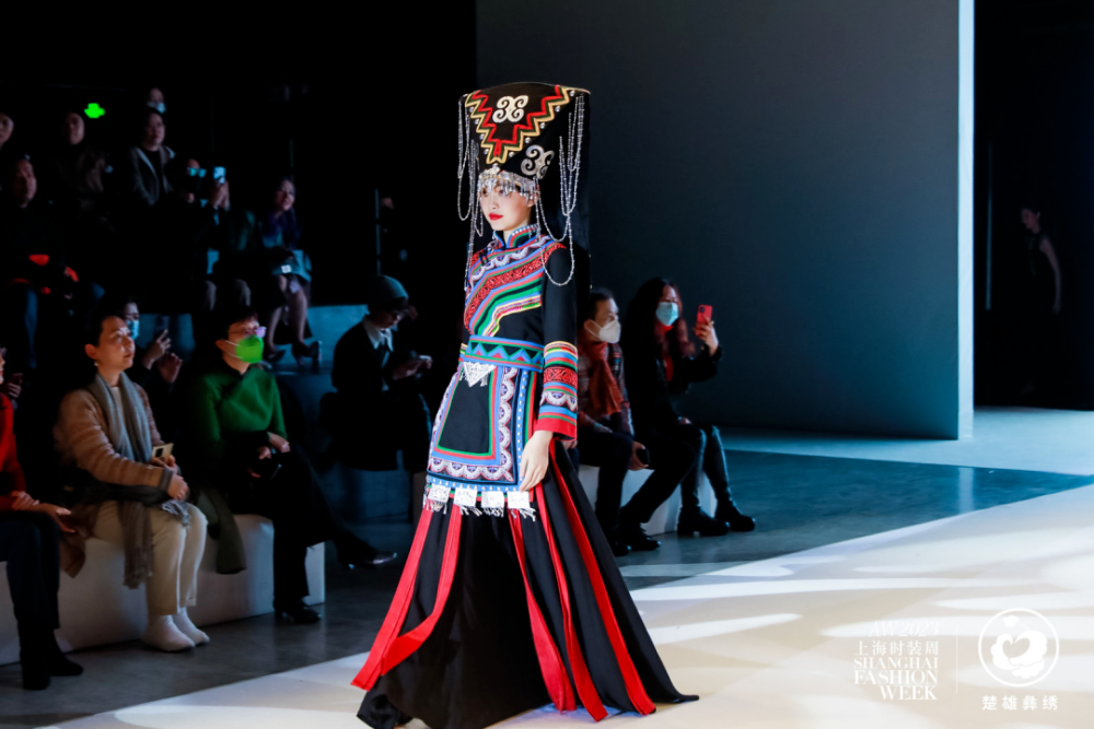 是其中光彩夺目的两朵文化奇葩彝族服饰,刺绣非遗传承灿若星辰楚雄