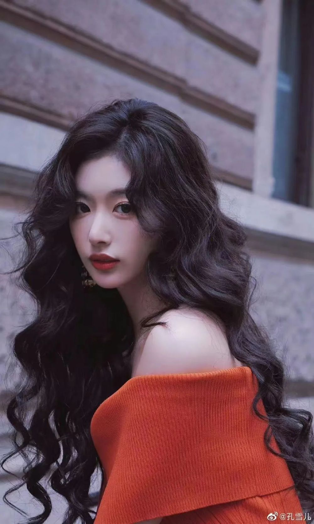 孔雪儿最近因为高颅顶发型上了热搜,她调侃到自己头顶的秘密被发现了