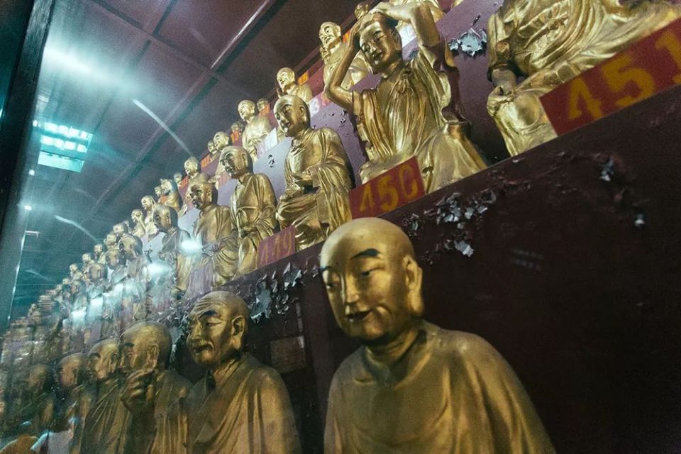 在开福寺,最惹人向往的一定是毗卢殿了,这里供奉着毗卢遮那佛像,周围