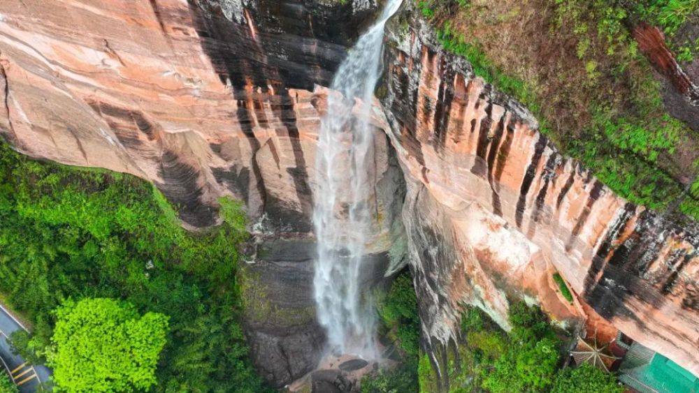 丹霞山再现"马尾瀑布",真美!_腾讯新闻