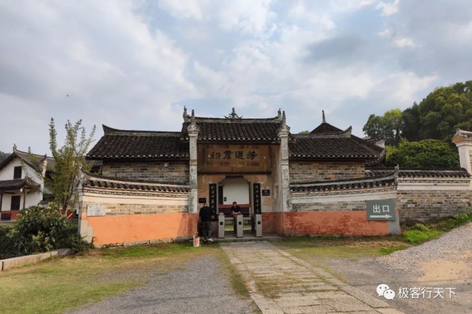 曾国藩故居白玉堂曾家发源地掩映在一片金黄的油菜花田中