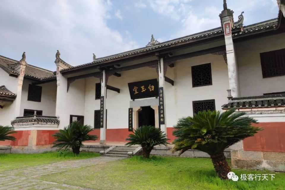 曾国藩故居白玉堂曾家发源地掩映在一片金黄的油菜花田中