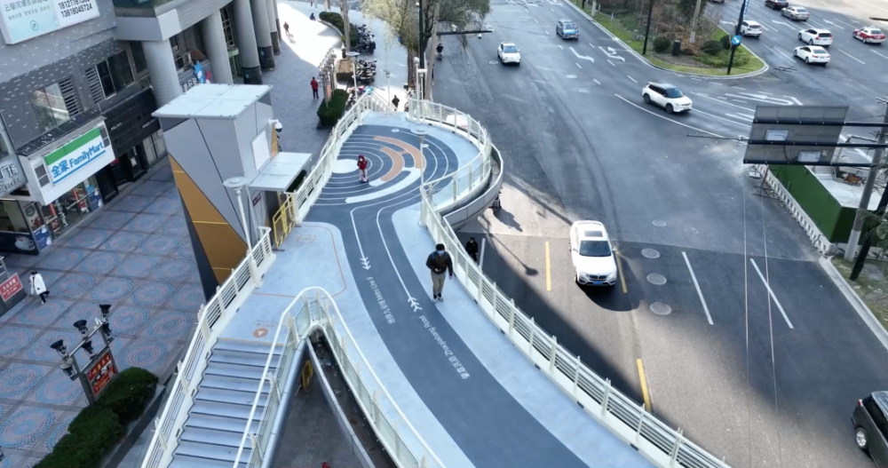 黄浦最有创意的人行天桥桥面来啦