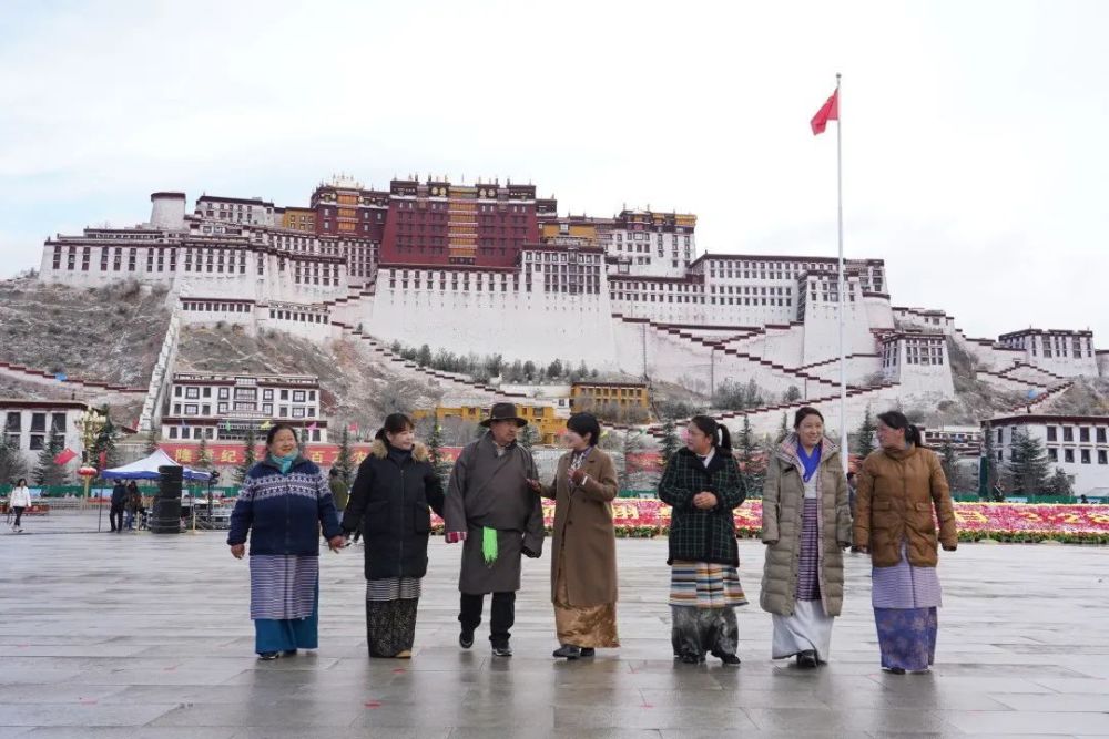 刚刚春雪中布达拉宫广场举行升国旗仪式