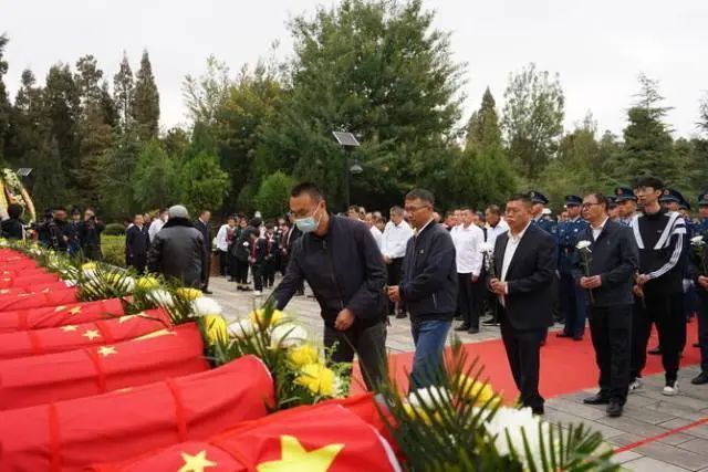 陆良39名散葬烈士墓集中迁葬青山烈士陵园_腾讯新闻