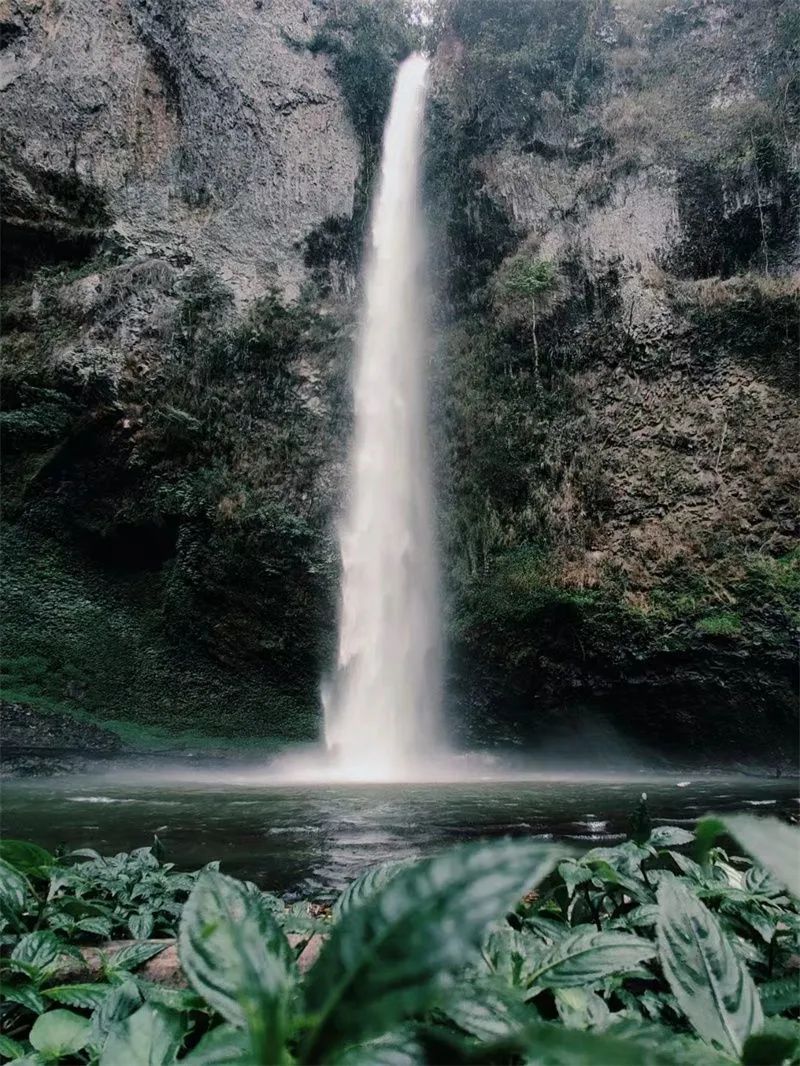 每疊三層 共九層瀑布順石隙飛流直下 絕美壯觀其水聲淙淙 奔湧湍急既