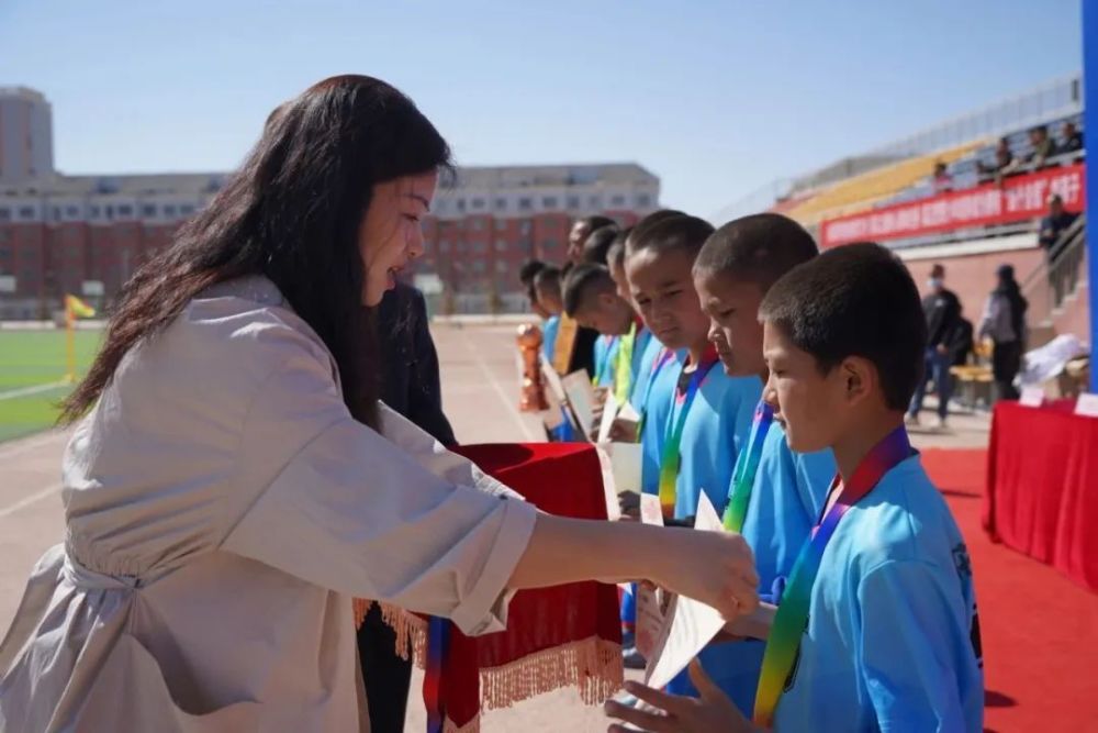 伊州区天山乡二道沟小学体育教师,足球队教练尼吉提·麦麦提说:"我们
