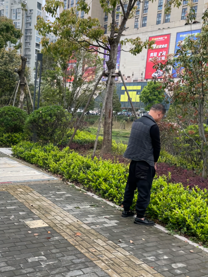 今汇路当街小便的男子瓯海区奥体中心的广场前,许多美食节的商家正在