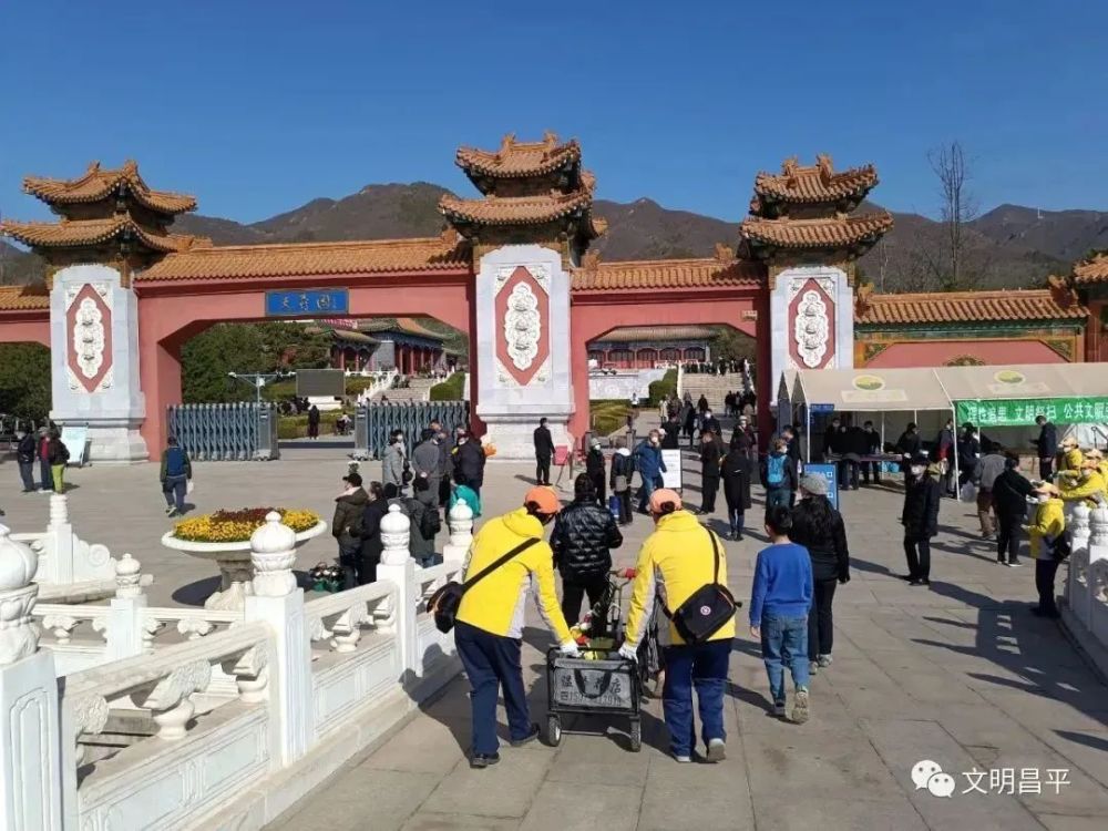 三是开展帮扶在奉先骨灰堂和天寿陵园弯路坡道处,引导员们不间断地