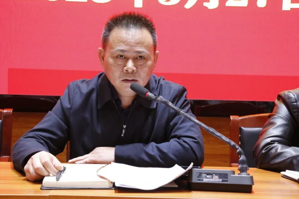 凌云县中学校长周庆丰在教育教学方面就工作作风和工作纪律提了五个