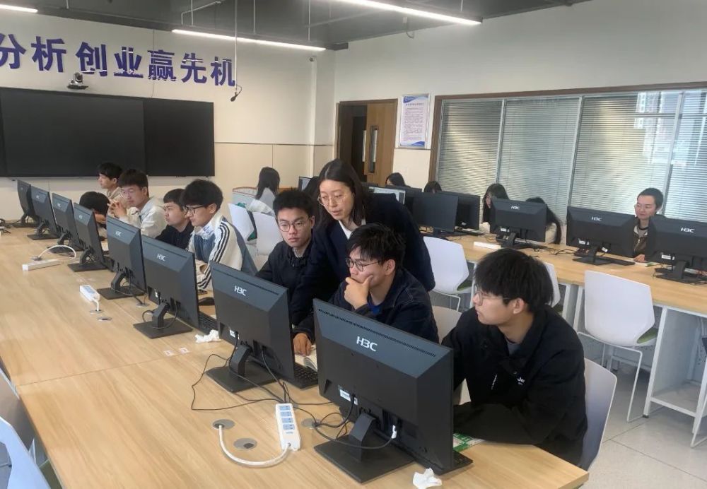 从中专生到博士后！她的勉励故事“热血又感人”