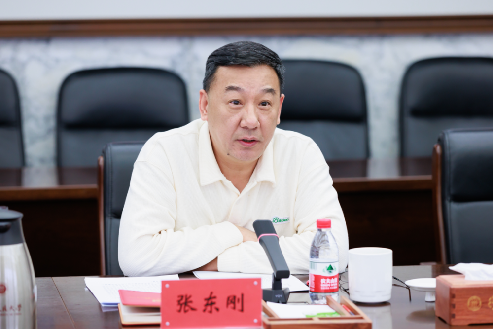 党委书记张东刚中国人民大学教育部办公厅副主任,新闻发言人王磊,中国