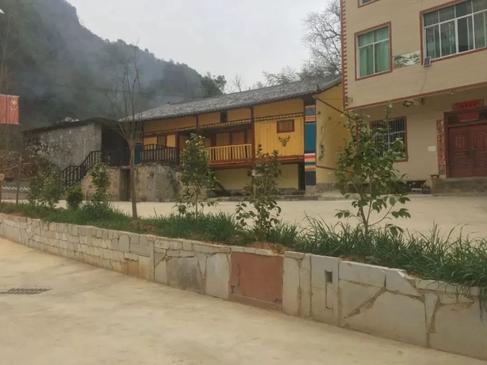 富宁县格当村委会党总支书记 黄兴连:"这里的5家人,未改造之前,猪圈