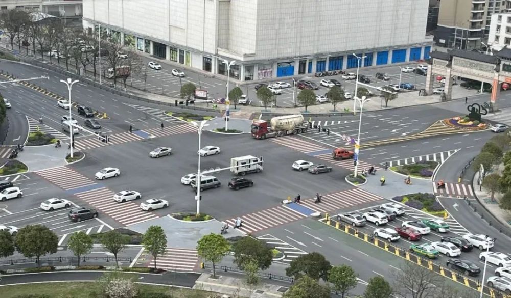 李先生所说的石墩,是斑马线中央"行人二次过街安全岛"两端的矮石