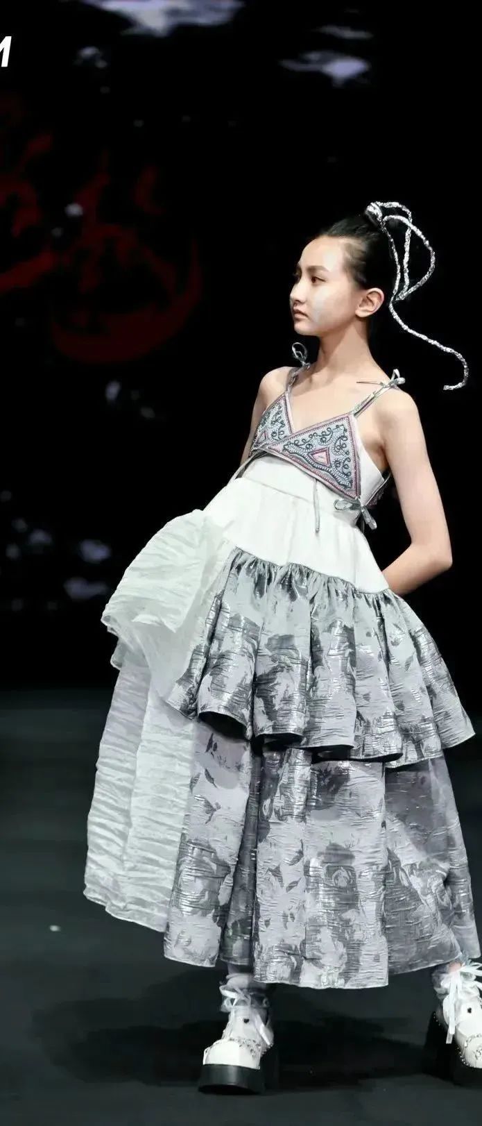 时装周|壮锦秀广西,让千年浪漫定格在衣裙之上_腾讯新闻