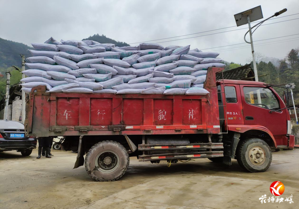 装满肥料的大货车(本组图片均由吴建军拍摄)春风三月,正值春耕播种