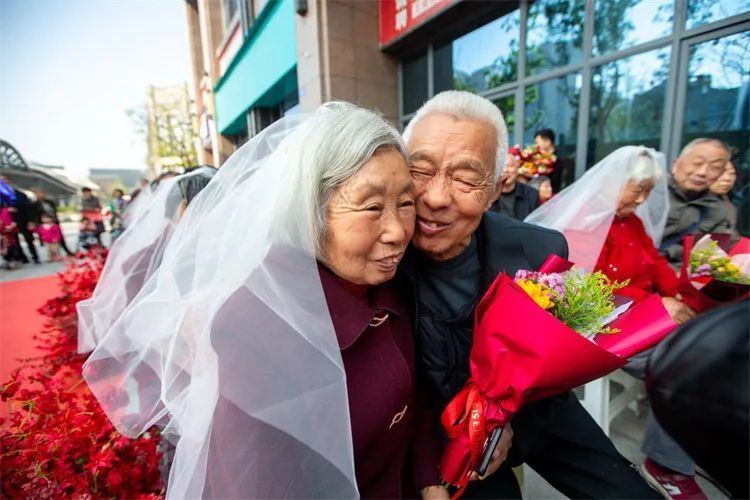 浪漫又温馨遂宁37对金婚夫妻集体秀恩爱