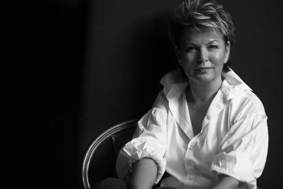 1999年,47岁的她嫁给了当时64岁的盖伊·尤伦斯,成为他的第二任妻子.