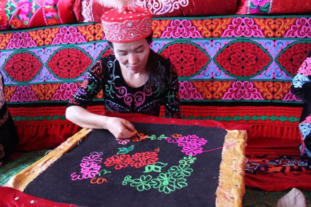 柯尔克孜族刺绣:"绣"出锦绣前景_腾讯新闻