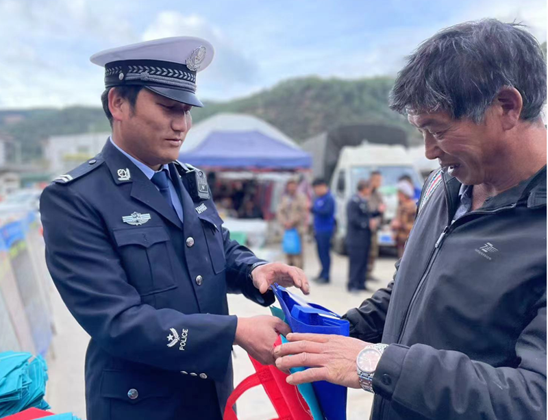 普法强基|云南剑川:交警全方位开展交通安全普法宣传活动_腾讯新闻