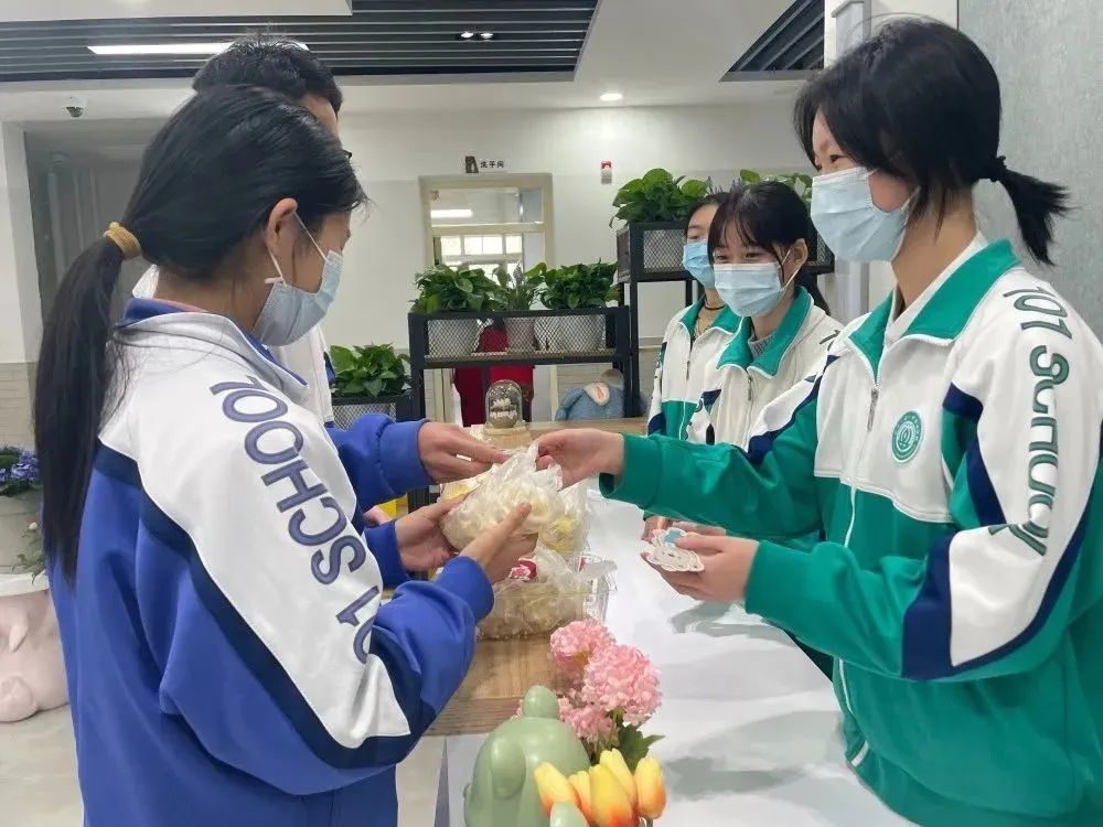 北京一群中学生创办公司，淘到了“第一桶金”！