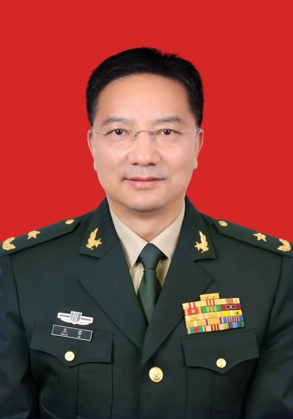 曾任第75集团军政治工作部主任 ,西藏军区政治工作部主任.