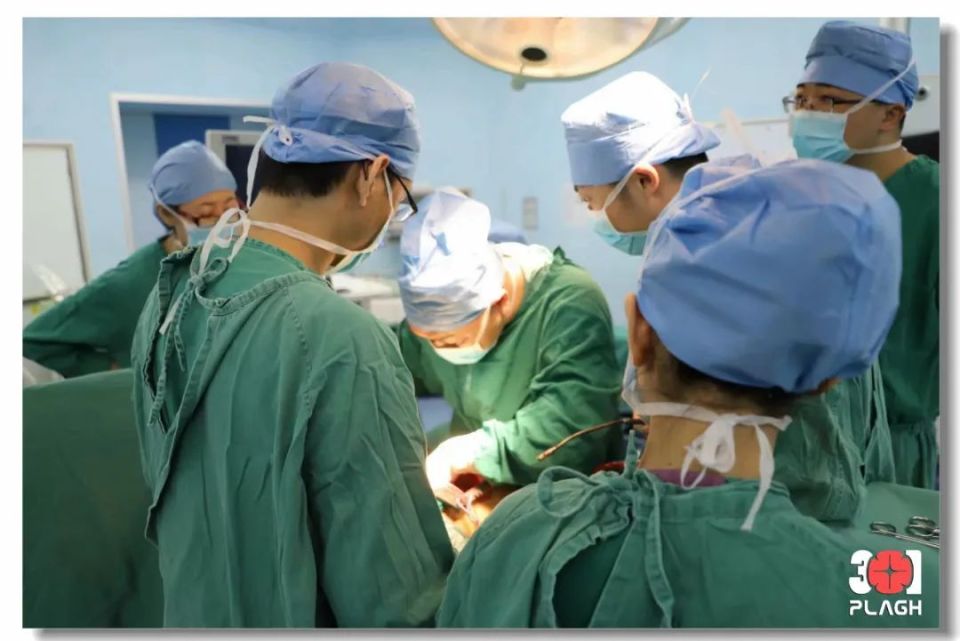 【为军服务进行时】19岁战士患巨型纵隔肿瘤危及生命,多学科联合精准"