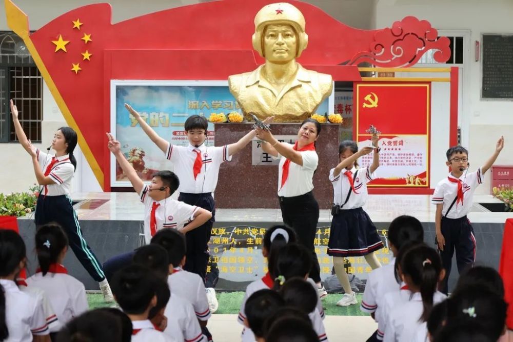 陵水海空卫士王伟希望小学举行2023年"王伟奖学金"发放仪式_腾讯新闻