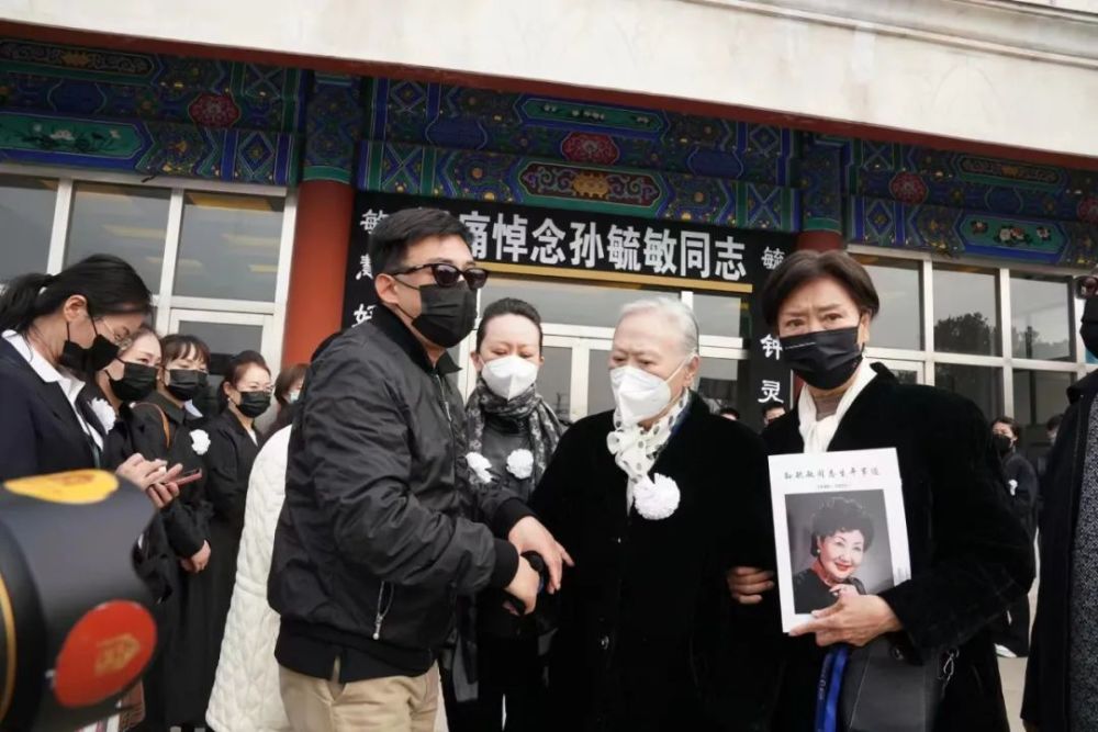 在《红娘》经典唱段中,各界人士依依惜别孙毓敏_腾讯新闻