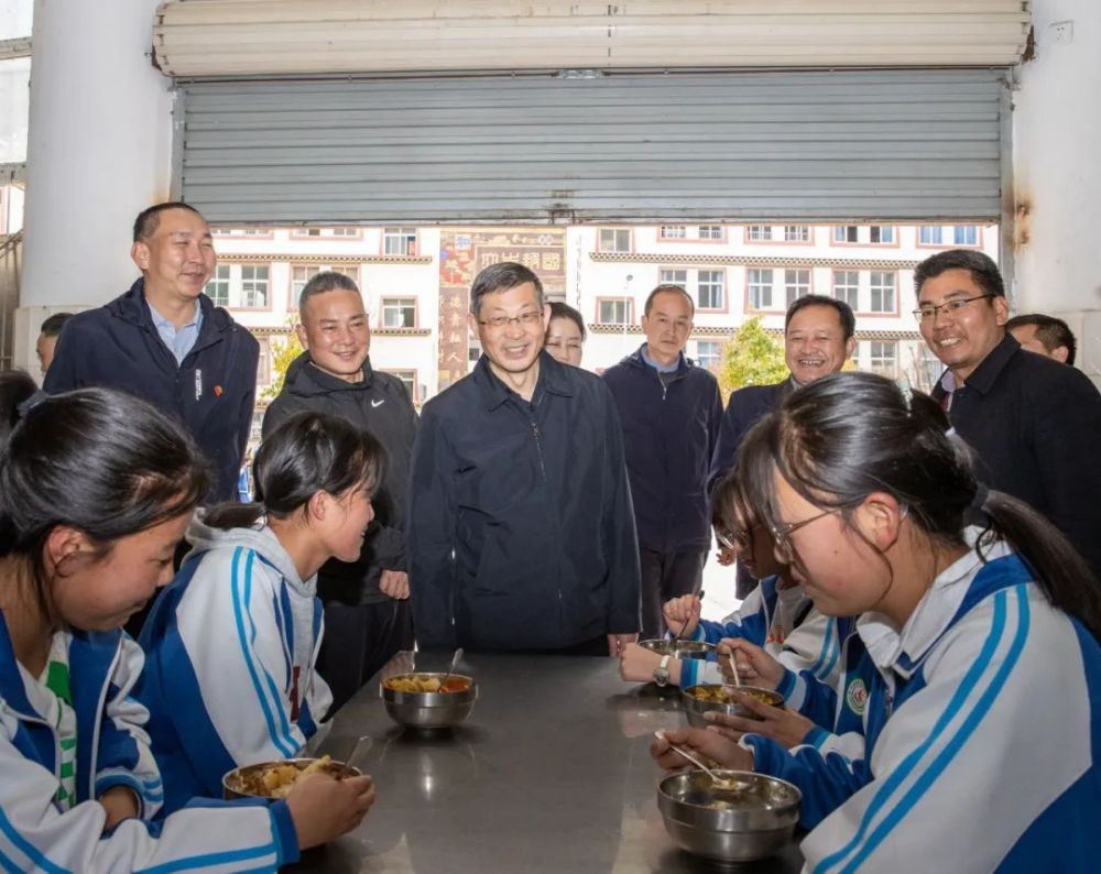 在鹽源縣民族中學和木里藏族自治縣中學,餘孝其走進學生宿舍,運動場