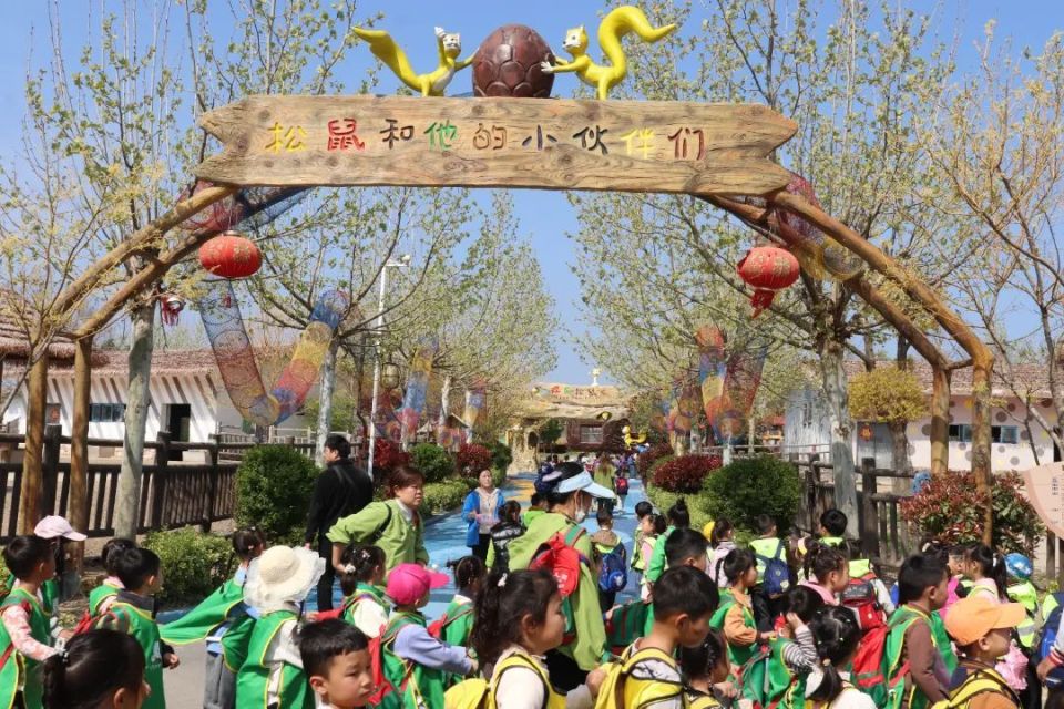 临泉魔幻动物园首次迎接4000人研学活动团队!