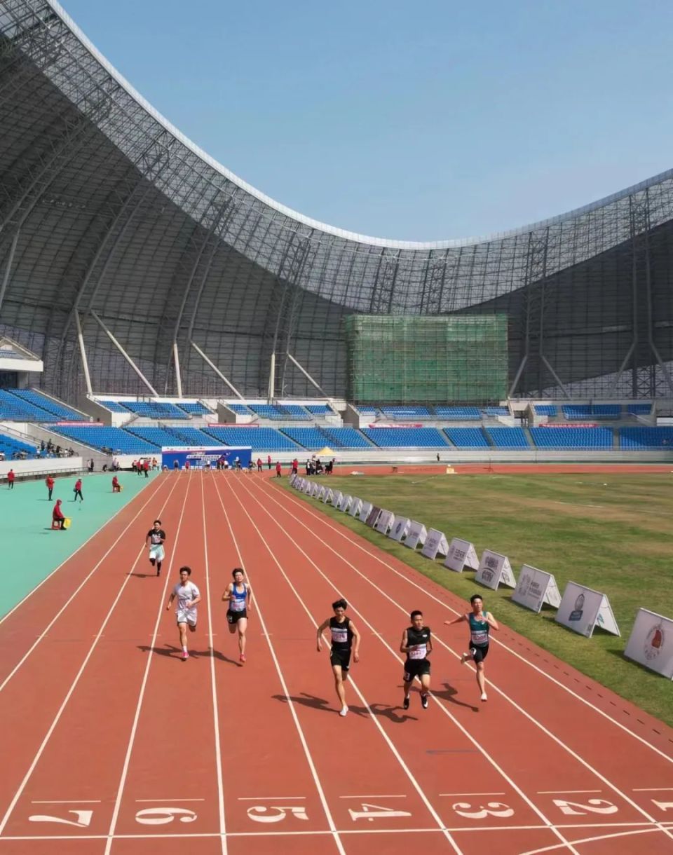 淮南奥体中心田径场鸣枪首秀_腾讯新闻