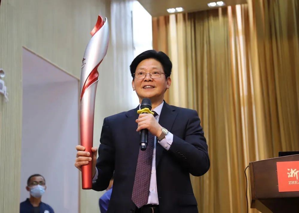 两年多时间里,工作室里20名来自临安各中学的校长学员在陈立群手把手