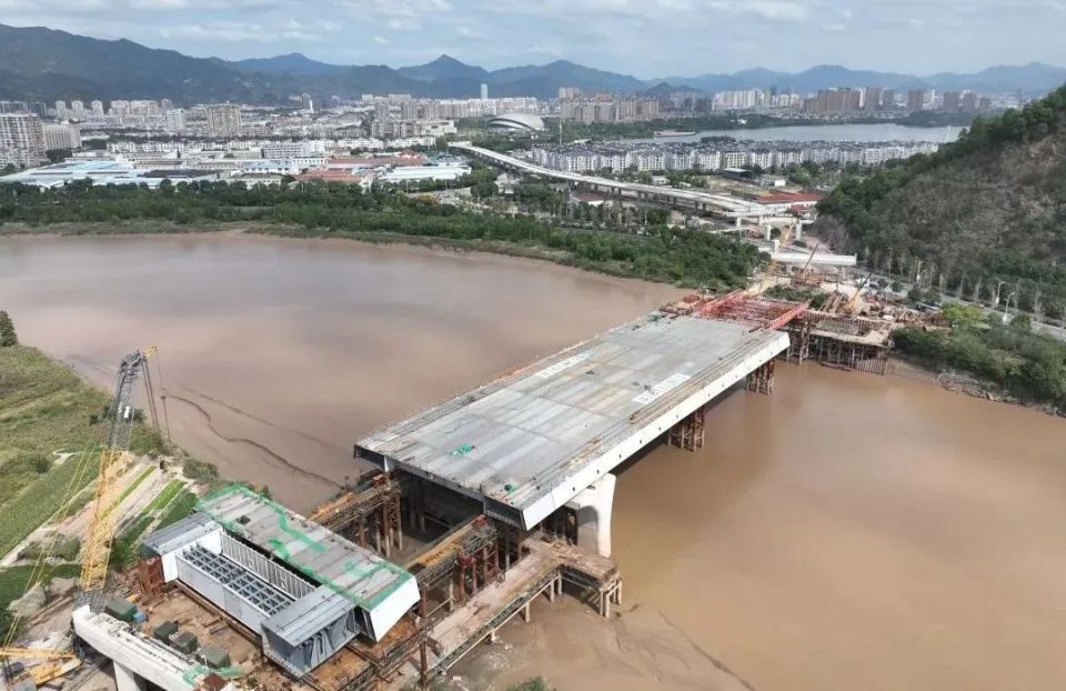 台州臨海市伏龍大橋雛形已現加快對接臨海北和臨海南路口