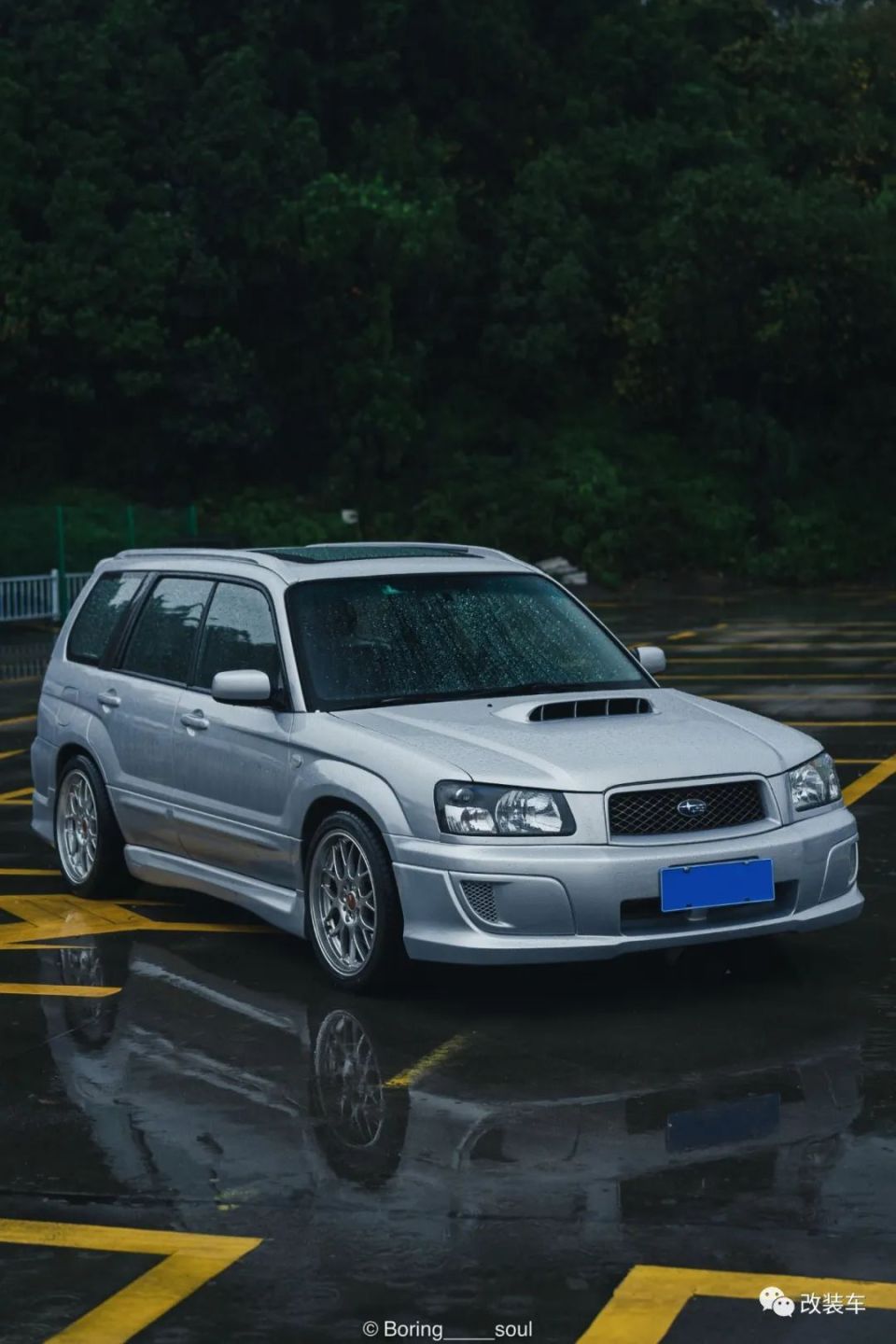 改装后的斯巴鲁森林人sg5像是一辆暴力的大号旅行车