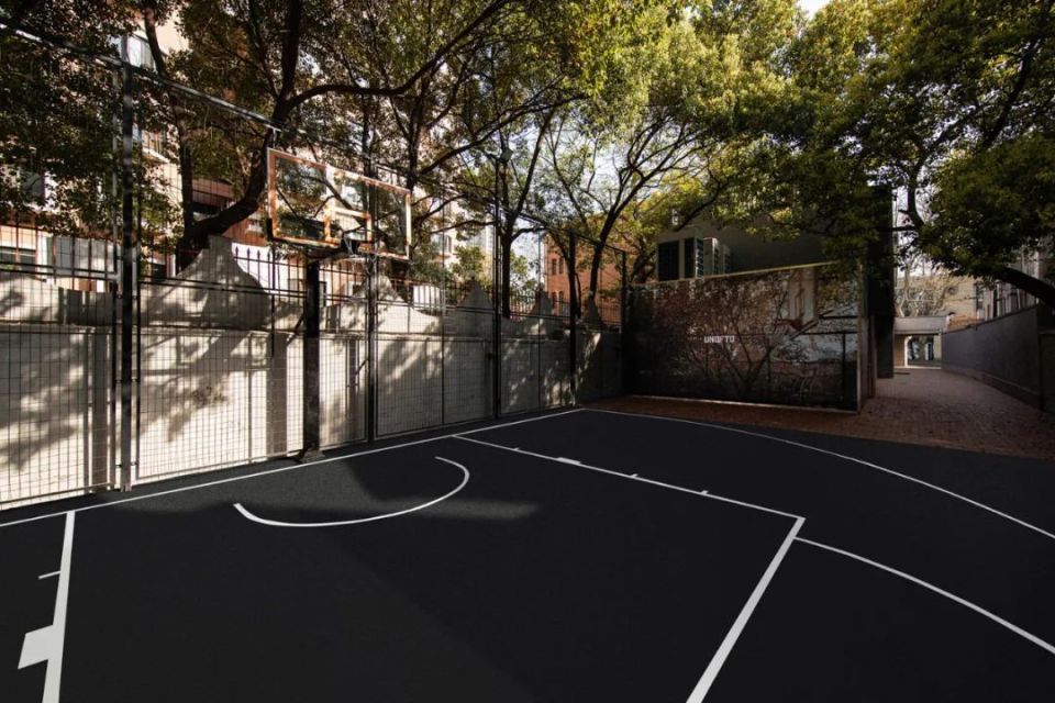 通过长廊向内而行,绿树环绕下的后院篮球场绝对是热爱拍照,打卡的小