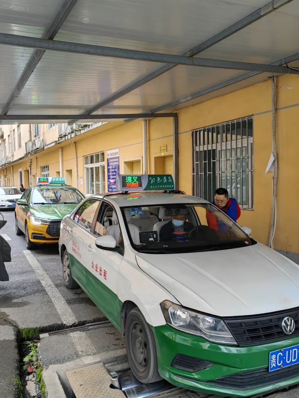 遵义中心城区4000余辆出租汽车接受检定_腾讯新闻