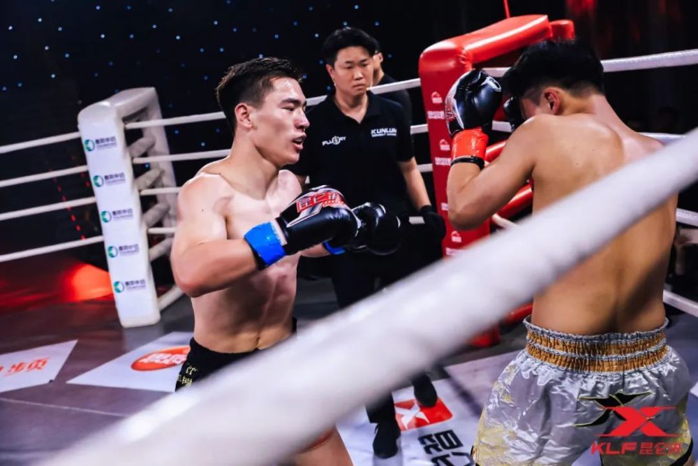 当天晚上最具看点的压轴大战由中国泰拳名将"黔南虎"张同康领衔打响!