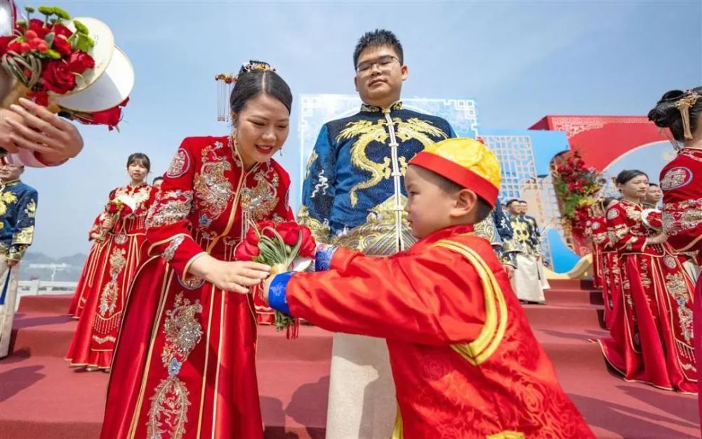 婚礼现场鲜花布置（婚礼鲜花布置视频） 第2张