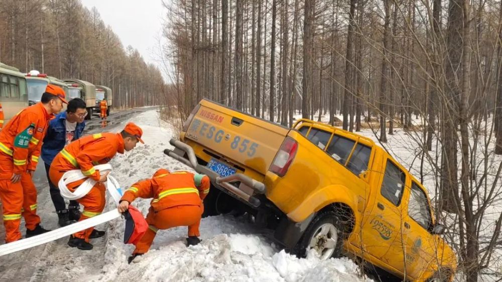 冰天雪地車輛遇險藍朋友緊急救援解困