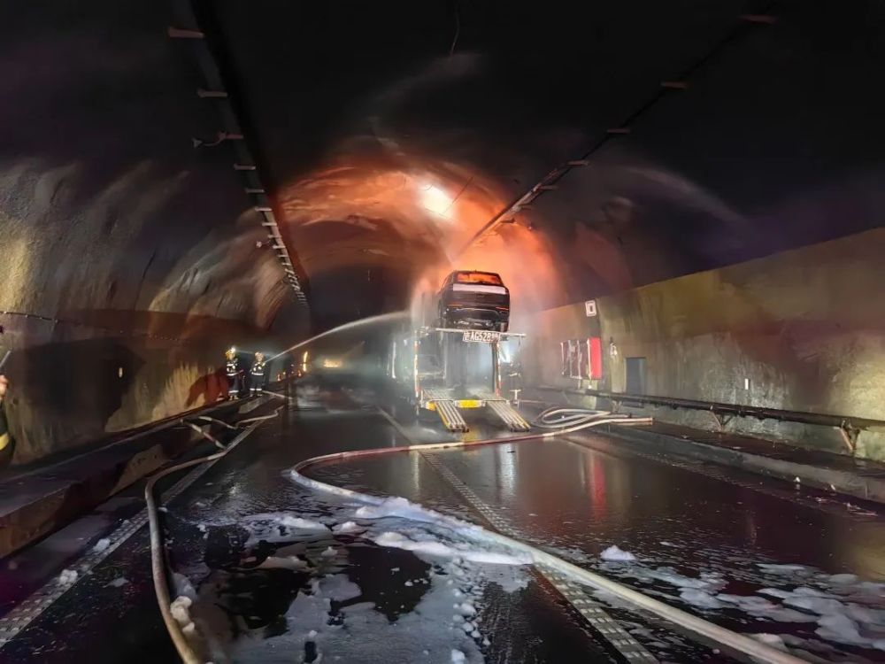 沪昆高速一隧道内,轿运车起火燃烧!_腾讯新闻