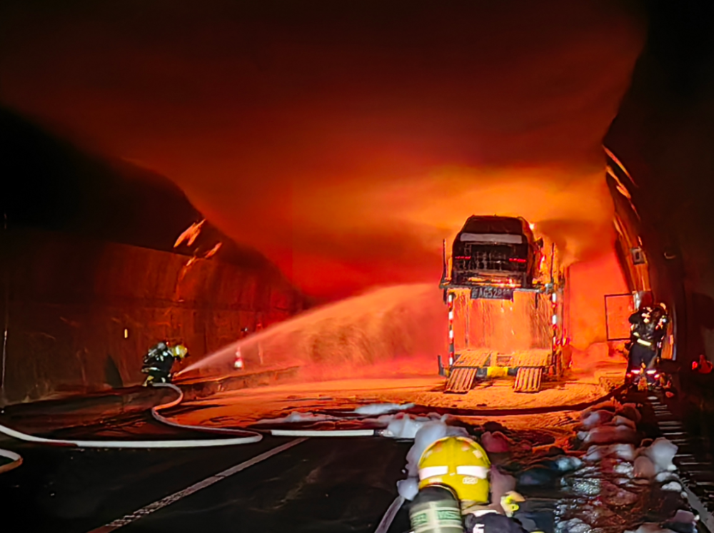 晴隆一轿运车隧道内起火 消防逆向前行紧急救援_腾讯新闻