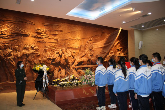3月31日,哈密市第五中学组织团员代表,少先队员代表在中国工农红军