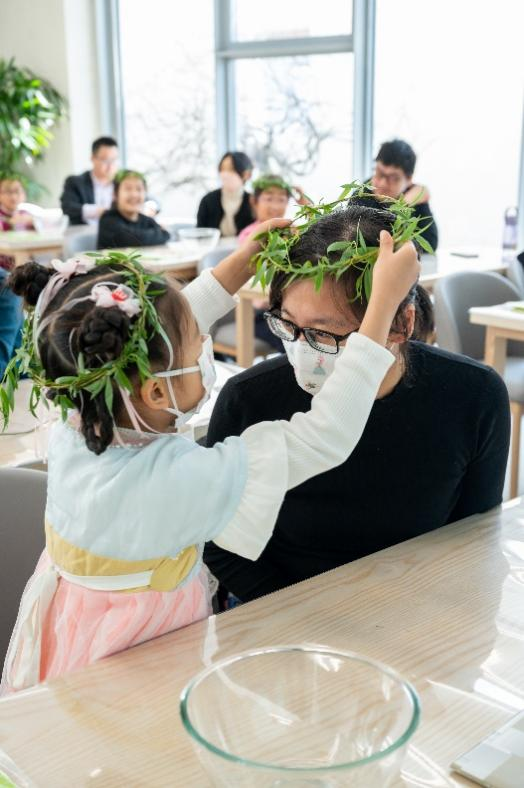 活动期间,市民亲身体制作青团和编柳枝花环,在这思念的日子里,体验