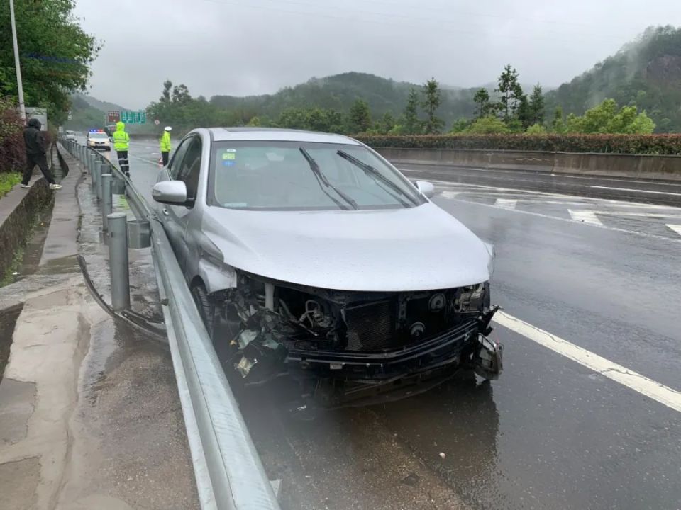 雨天交通事故图片图片