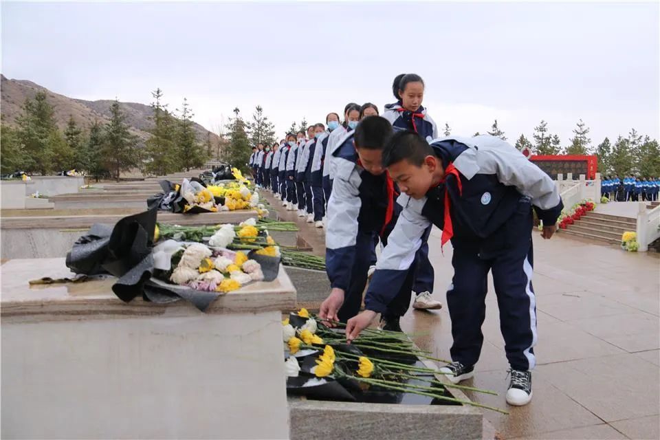 清明节前,巴彦浩特烈士陵园追思绵绵……_腾讯新闻
