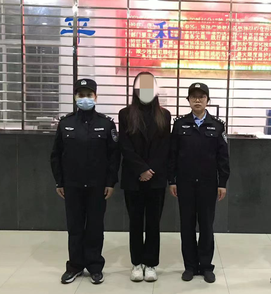 天门法院法警远赴厦门押解拒执案被告人归案