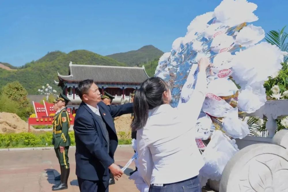 (共青团织金县委副书记王柚丹织金县关工委副主任,织金二中原校长 谢